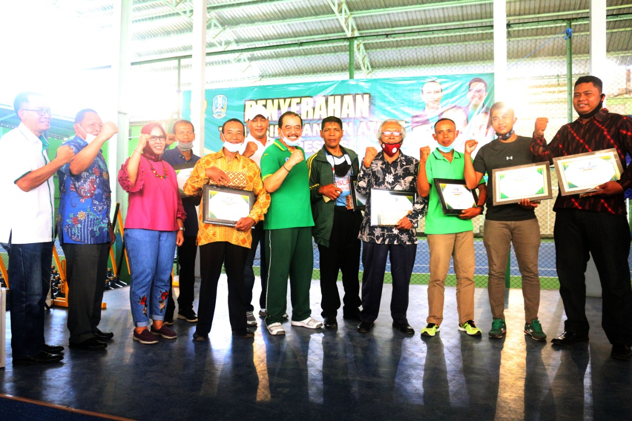 Sembilan pahlawan olahraga asal Jatim menerima apresiasi dari KONI Jatim tepat di hari pahlawan nasional, Selasa (10/11)